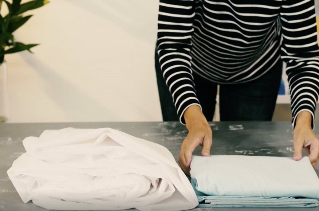 with-this-trick-it-will-be-super-easy-to-fold-a-fitted-sheet-good-to